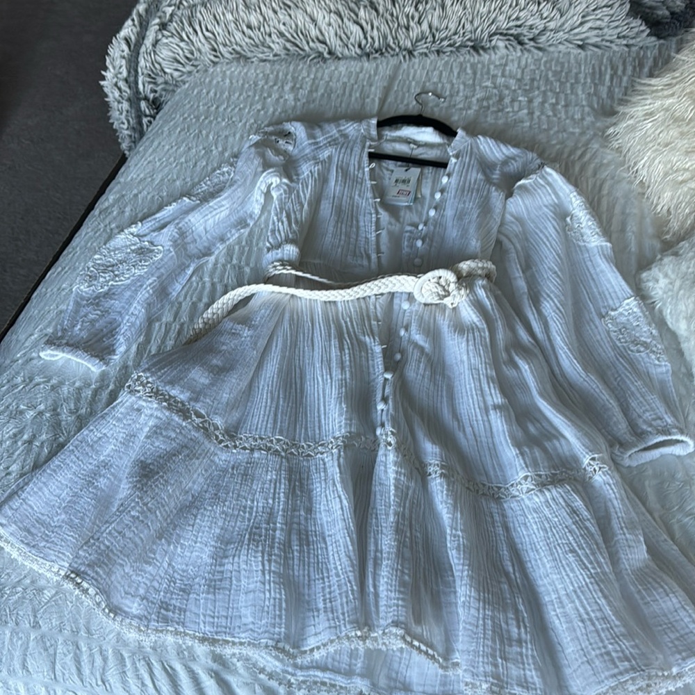 Guess white dress. Size M. Never worn. Great for summer